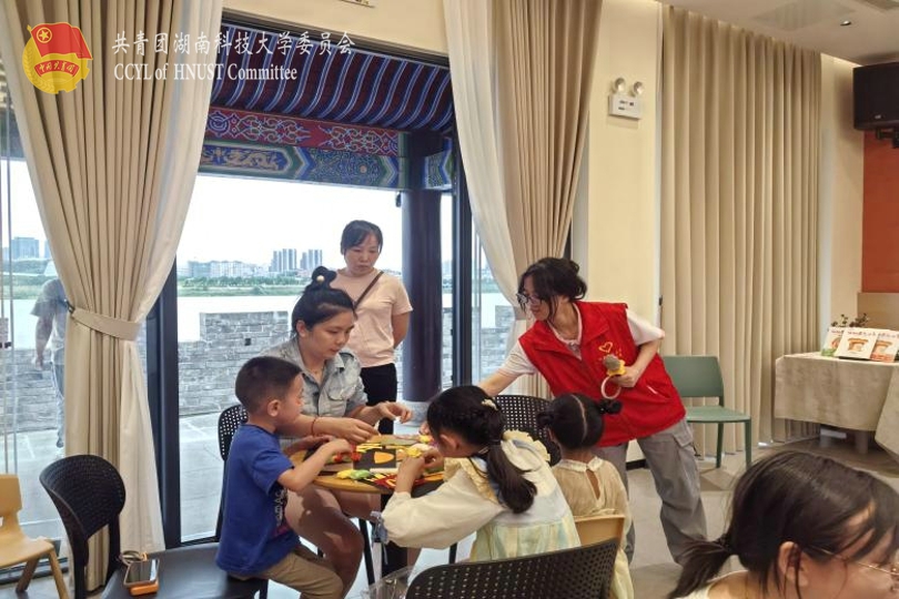 小朋友们与家长们一起做手工.jpg