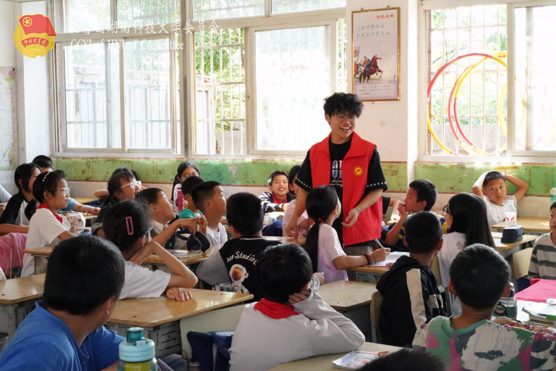 志愿者龙县峰与学生互动.png