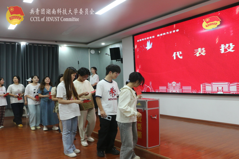 现场代表进行投票.png