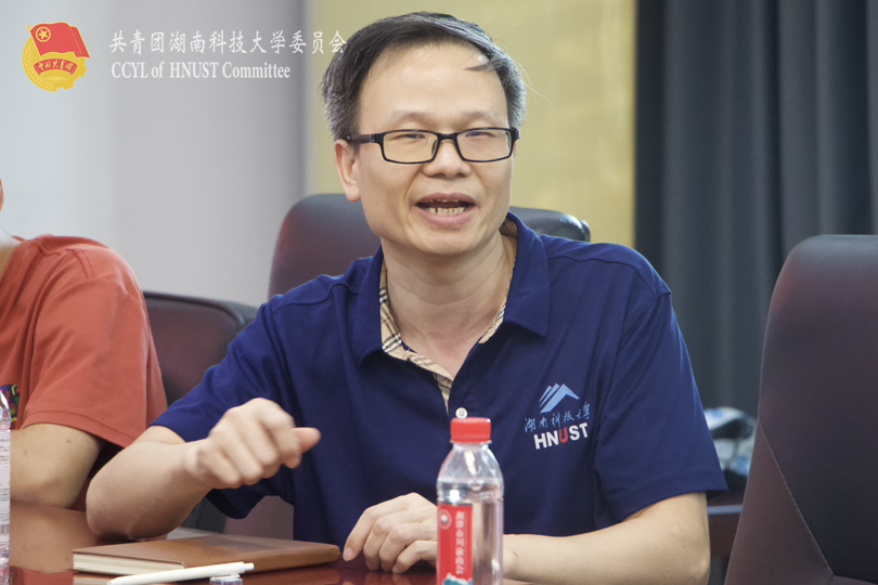 工商管理系副主任郭云贵解答学生疑问.png