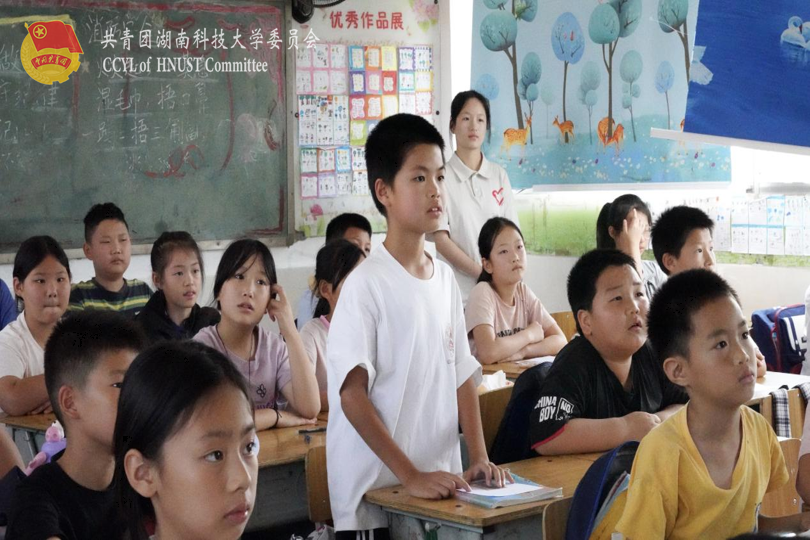 学生回答问题.png