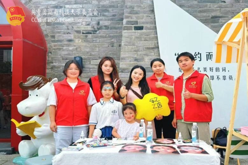 唐翠柳老师与画脸志愿者合照.jpg