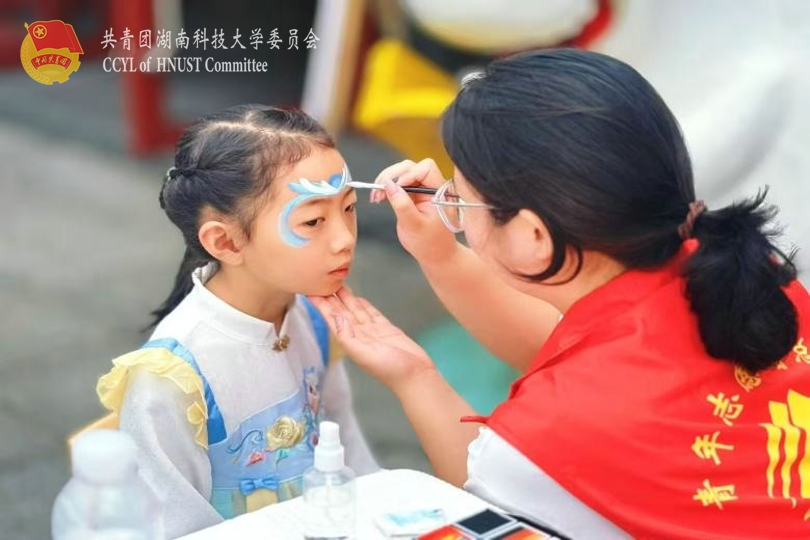 志愿者给小朋友们画面部彩绘.jpg