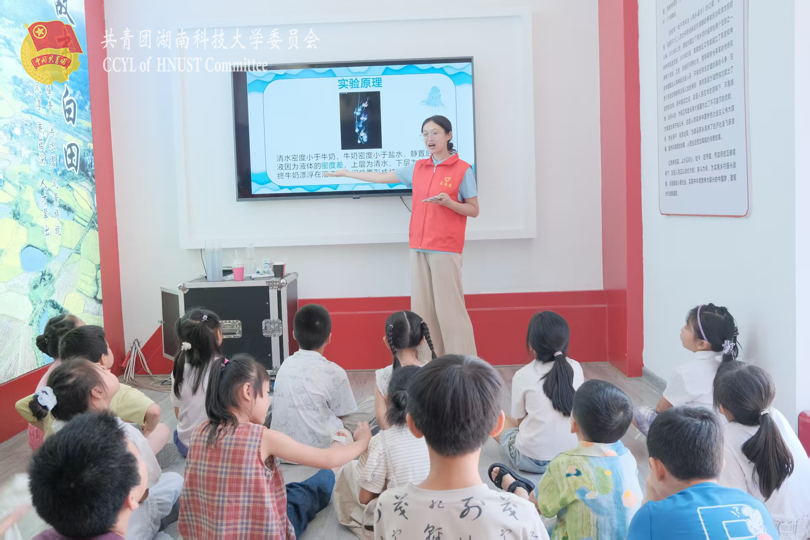 队员讲解实验原理.png
