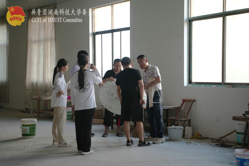 实践团与企业探讨油纸伞直播卖点.jpg