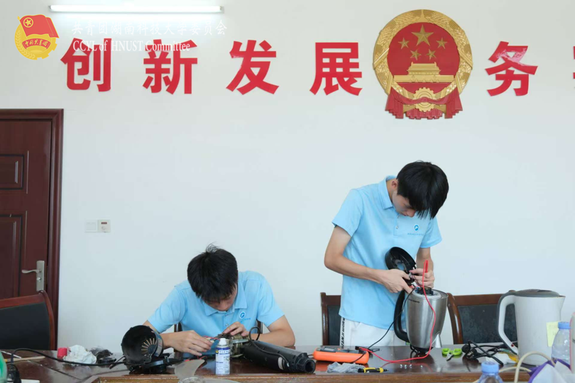 队员进行小家电维修.png