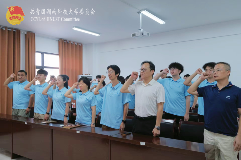 实践团师生宣誓.png