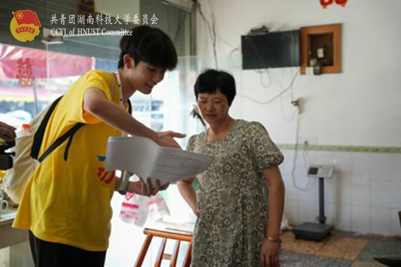 实践团成员向当地村民解释问卷内容.jpg