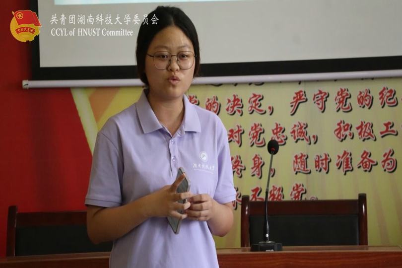 潘俊羽为学生讲解资助政策.jpg