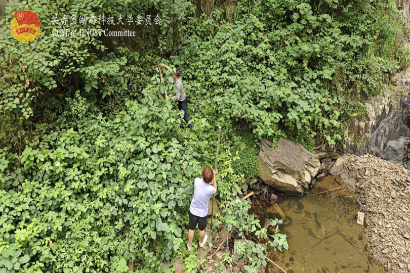 实地考察滚水坝.png