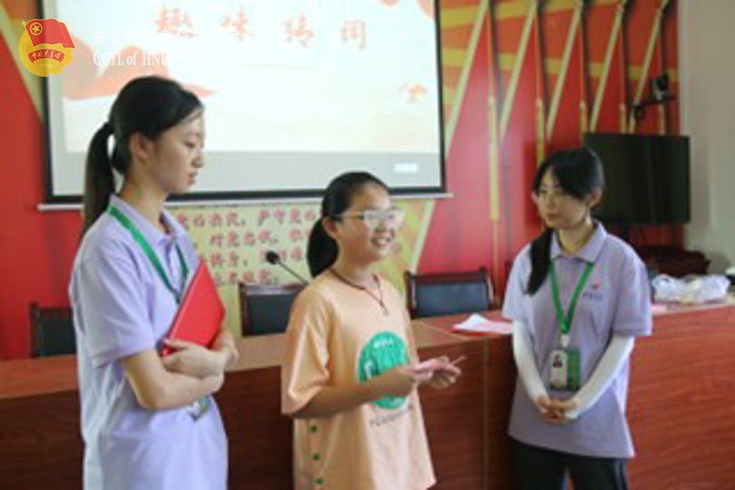 实践团成员与石鼓镇的孩子们课堂互动1.jpg