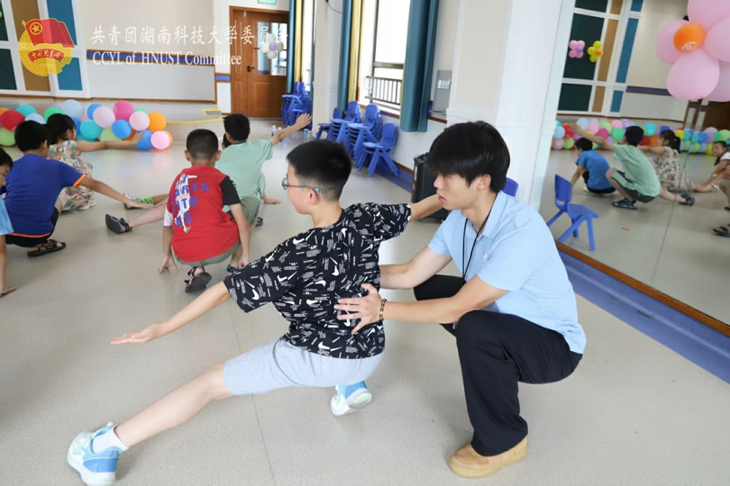 志愿者纠正动作.jpg