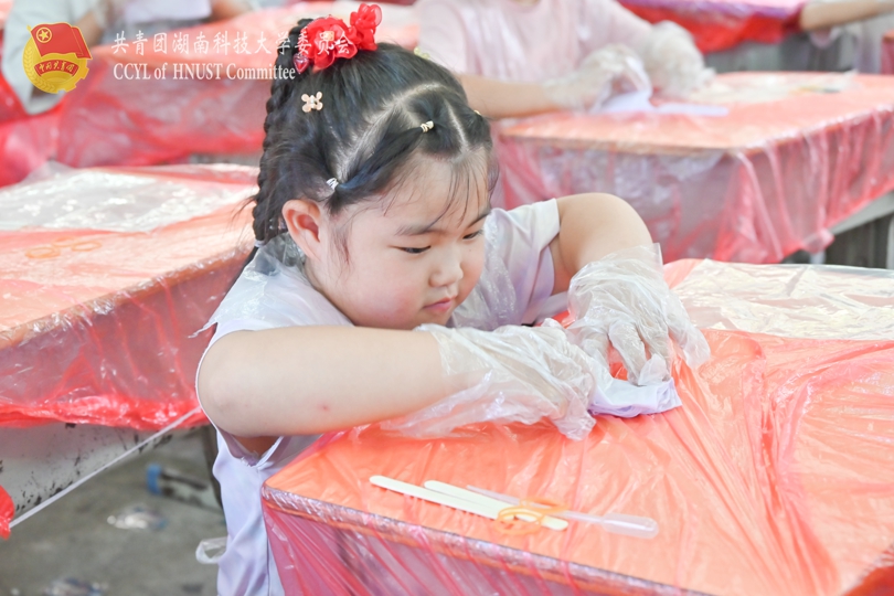 学生制作蓝印花布.jpg