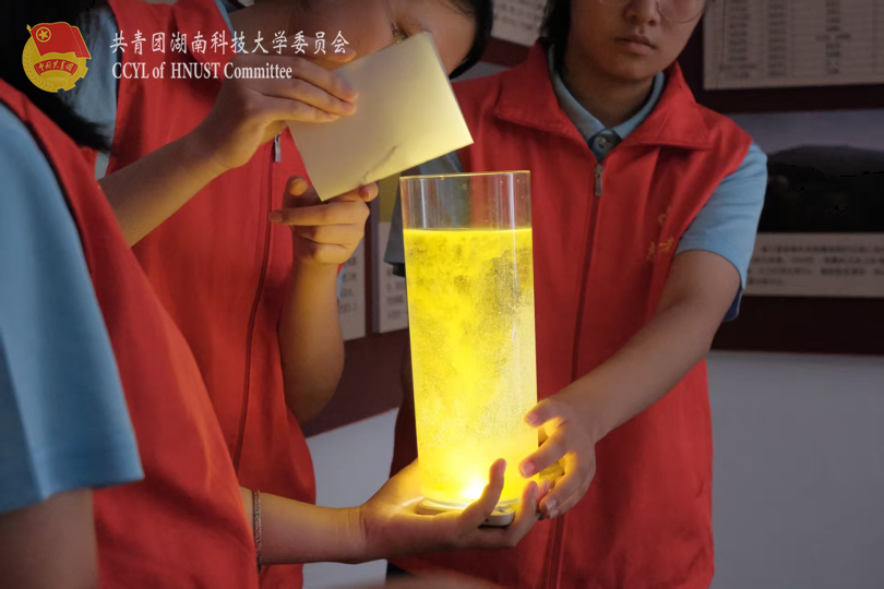 队员演示水中魔法.png