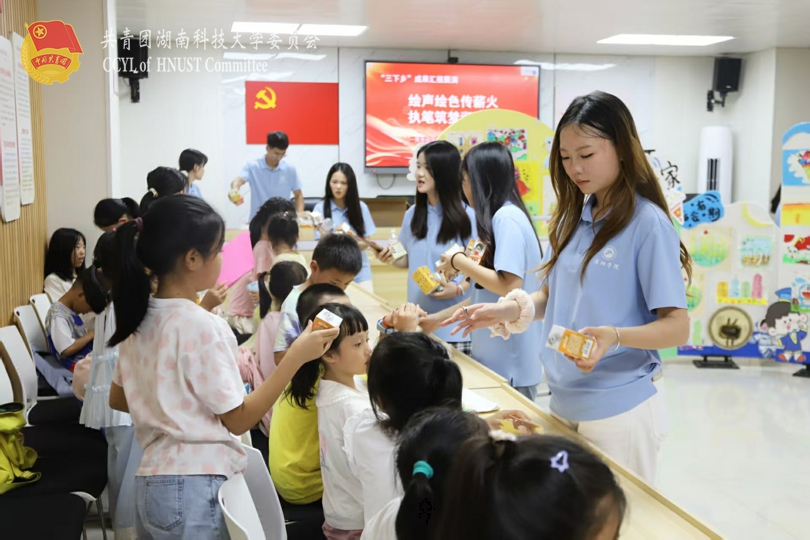 分发小礼品.jpg