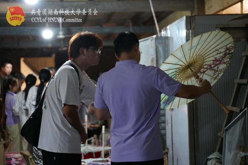 师生到访油纸伞工坊.jpg