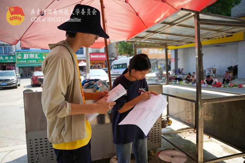 年轻创业者填写调查问卷.jpg