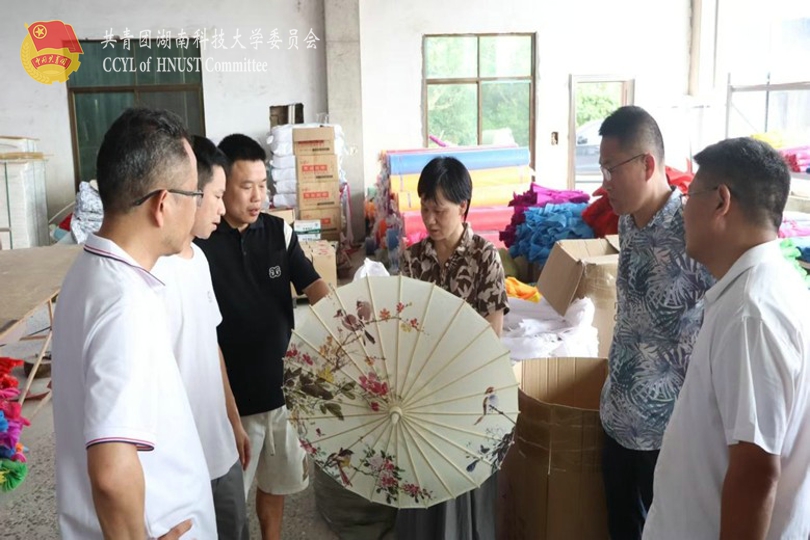 实践团成员参观石鼓油纸伞生产基地.jpg