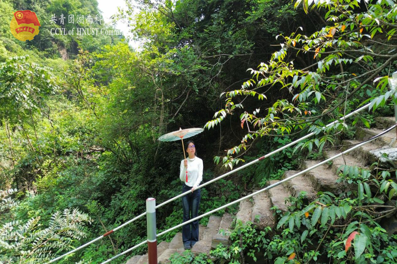 实践团成员拍摄油纸伞视频.png