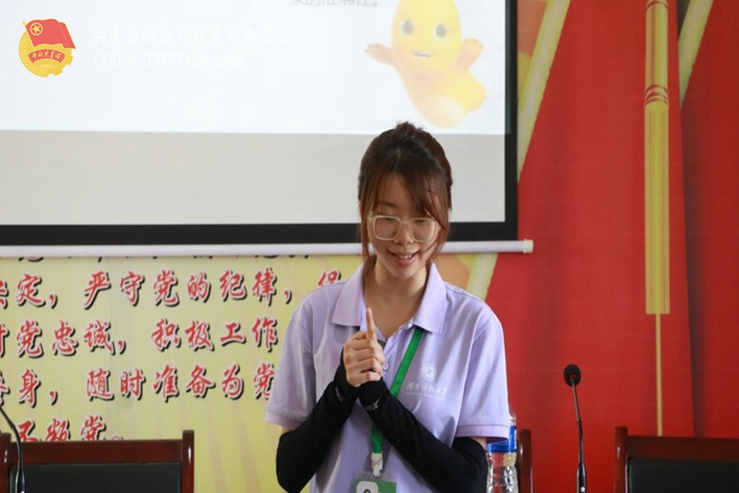 志愿者胡璐向小朋友传授零花钱管理方法.jpg