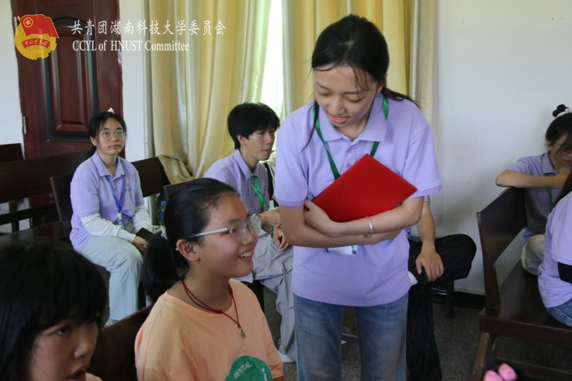 实践团成员与石鼓镇的孩子们课堂互动2.jpg