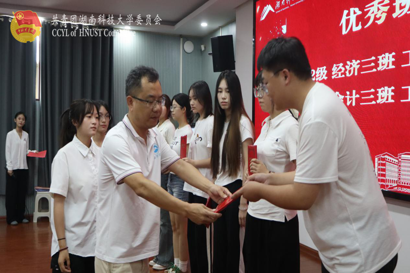 王鹤为获奖班级颁奖.png