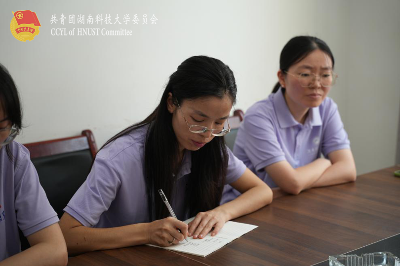 实践团领队老师为基地电商培训.png