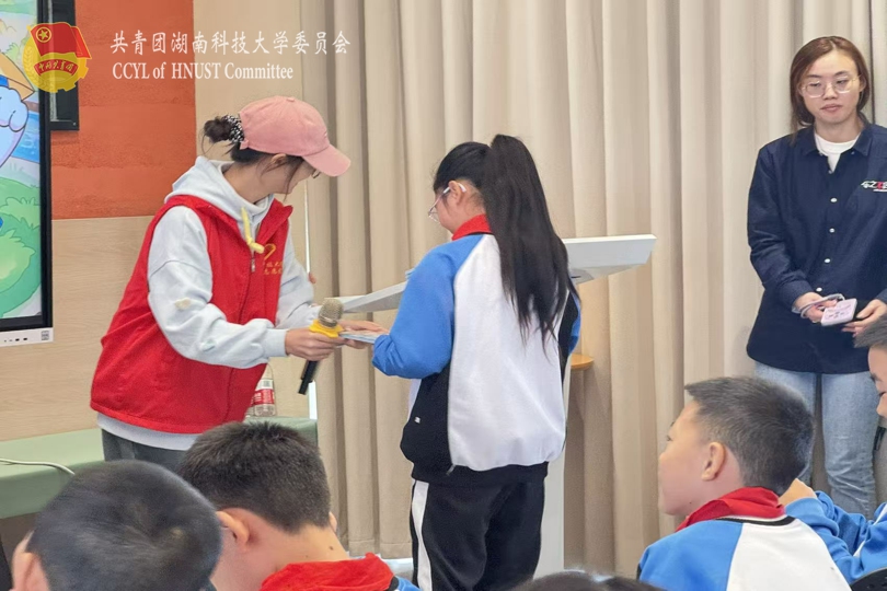 328cc4871a10489d91d58d81ef06bba4.jpg 志愿者捐赠书籍.jpg