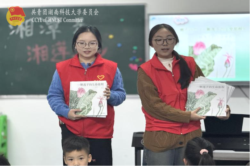 355413d08b1b44d196828392aa70a114.png 志愿者们展示绘本.png