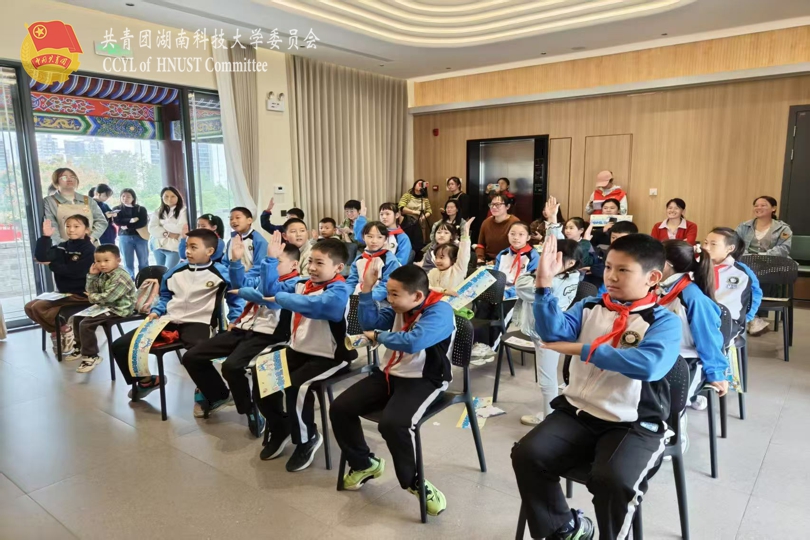 39d3c13cce1d49a7b65555887cde96cd.jpg 小朋友们积极猜成语.jpg