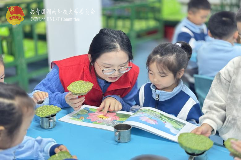 3e2b0173b5a44dc5b90440aababfaf37.png 志愿者帮助小朋友们实物学习1.png