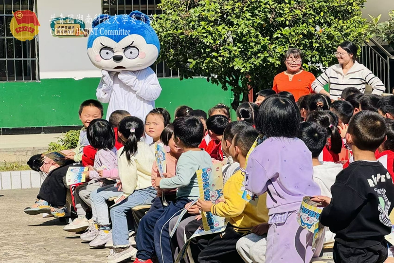 69d65c14f6154d37ac1646e5e8a8ce5d.jpg 立新学校小朋友们跟哈小浪打招呼.jpg