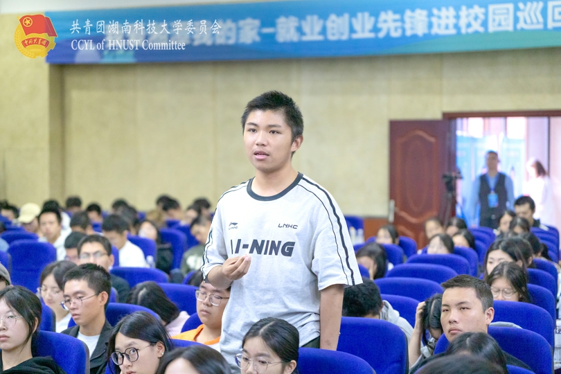 90f8fc2a39774e67aac7fd6fd23e2220.jpg 观众举手发言.jpg