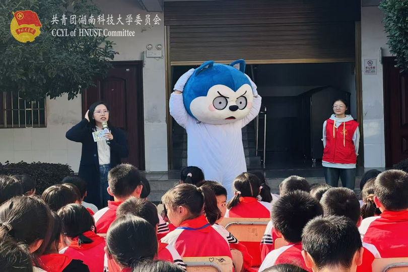 93b7ac05fbc6444daa26fb5c1f1f002e.jpg 哈小浪比划动作.jpg