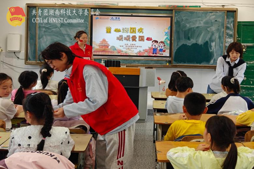 志愿者为孩子们发国旗贴纸.png