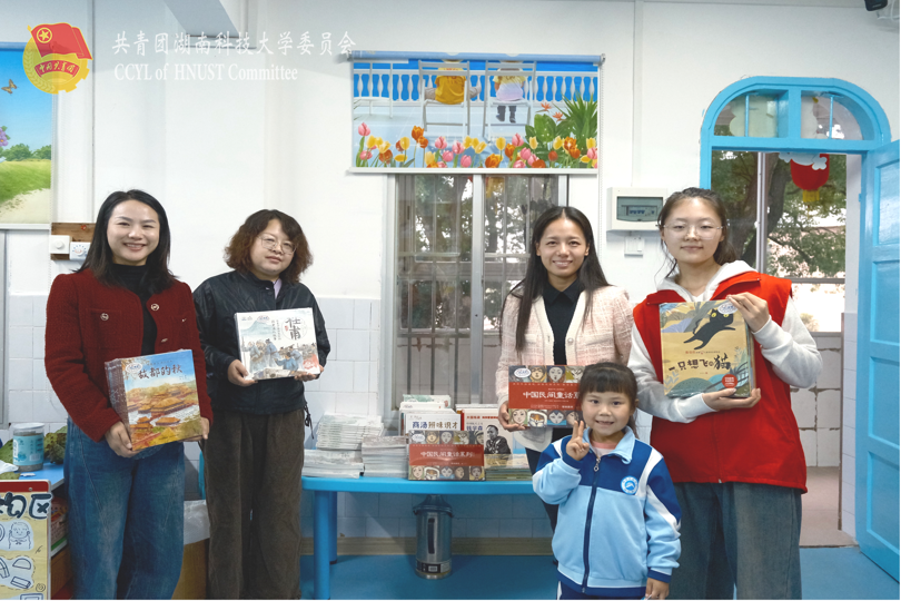 98141681fd684641b12b219bb2d32eec.png 校团委文化部负责人唐老师与校幼儿园徐园长进行捐赠交接.png