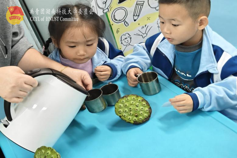 c4be33c1771f4939aefe2e537d7b8797.png 老师给小朋友们倒荷叶茶.png