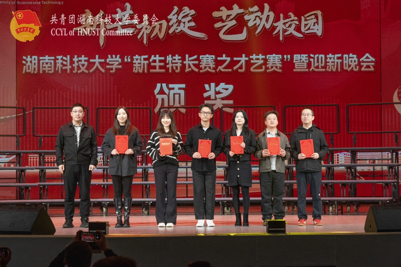 2d1c93a0d15c4feda7ca9f5b4a1d0928.jpg 优秀指导老师颁奖.jpg