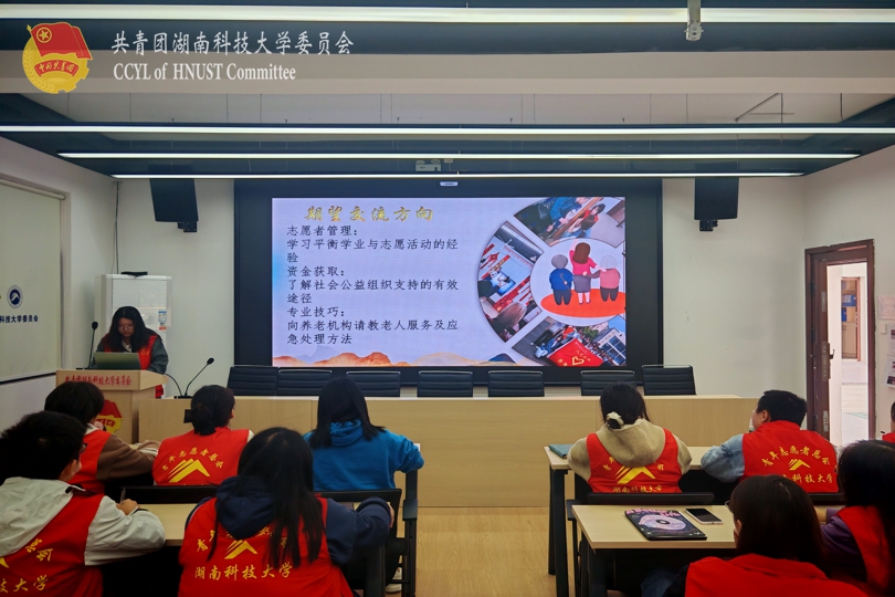 c6b9ca8a873c46658156456ceae8810d.jpg 敬老爱幼志愿者听讲.jpg