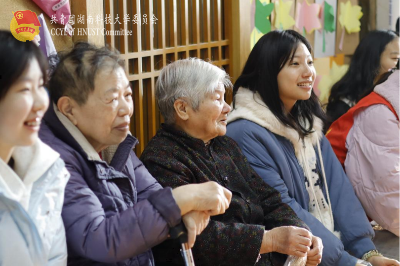 志愿者与院内老人共同观看表演.png