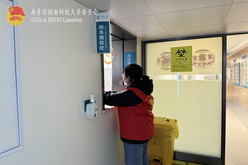 志愿者进行标本传递工作.jpg