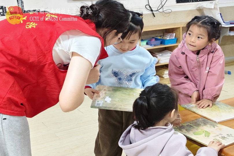 志愿者为孩子们送上绘本.jpg