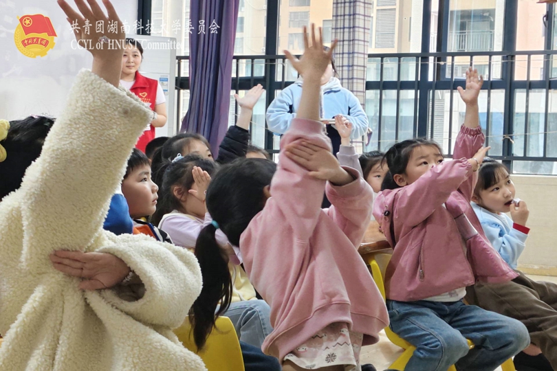 孩子们积极竞答.jpg