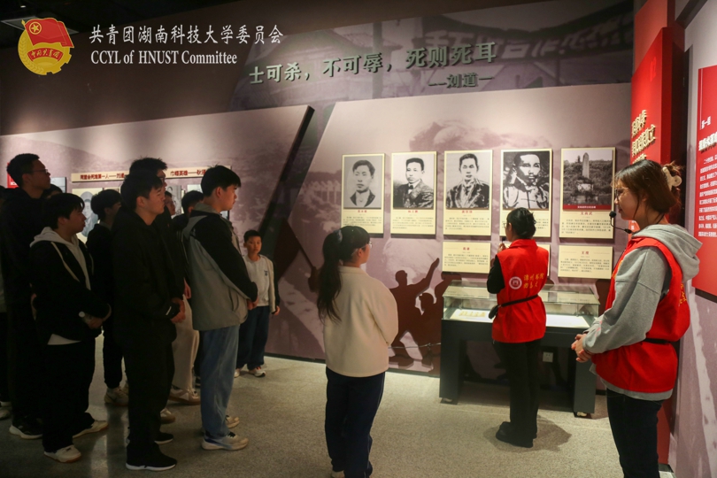 集体参观烈士纪念馆.jpg