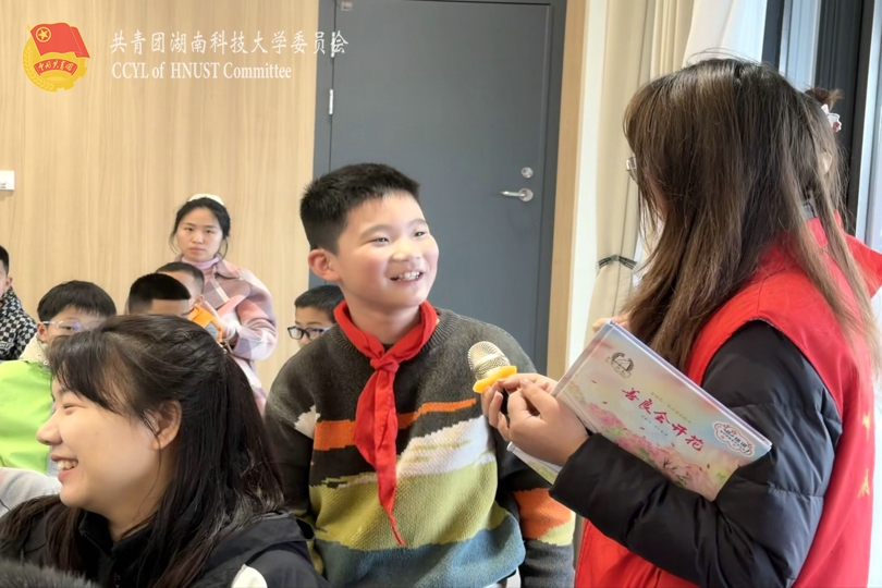 小朋友积极举手回答问题.jpg