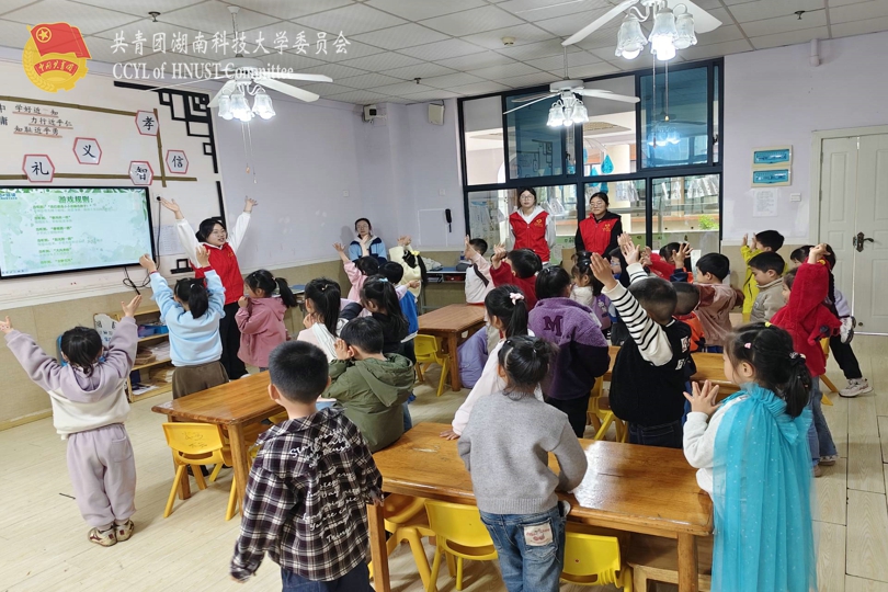 志愿者带孩子们做游戏.jpg