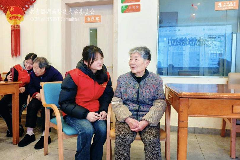 志愿者与老人促膝交谈.jpg