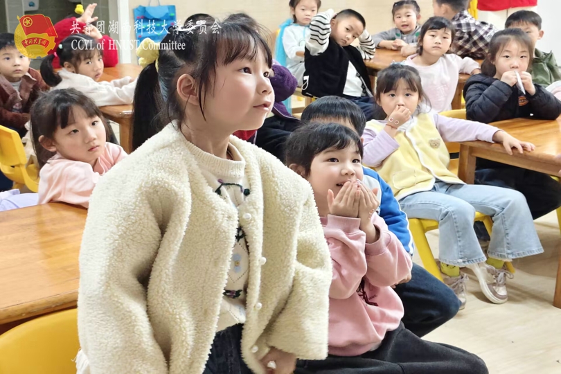 孩子们积极回答问题.jpg