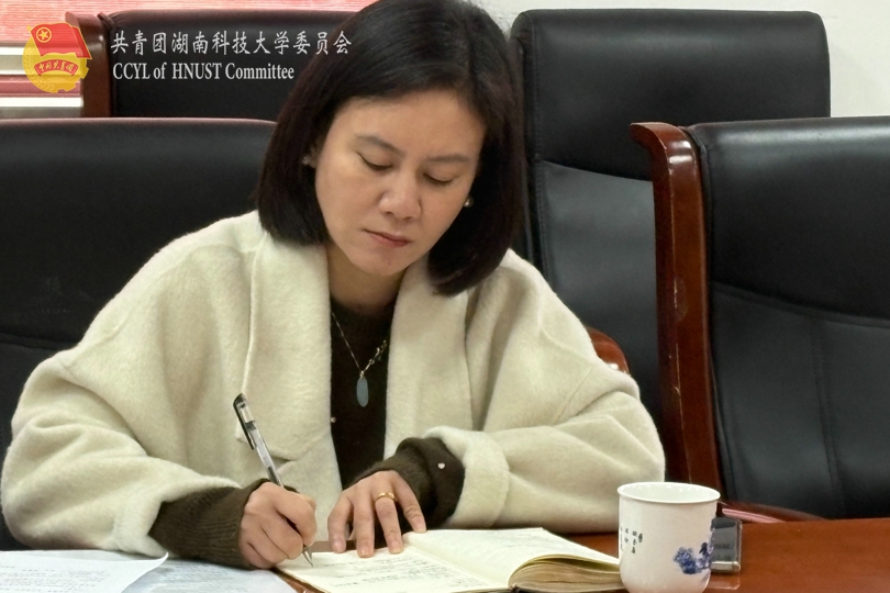 外国语学院刘菁菁老师认真记录调研要点.jpg