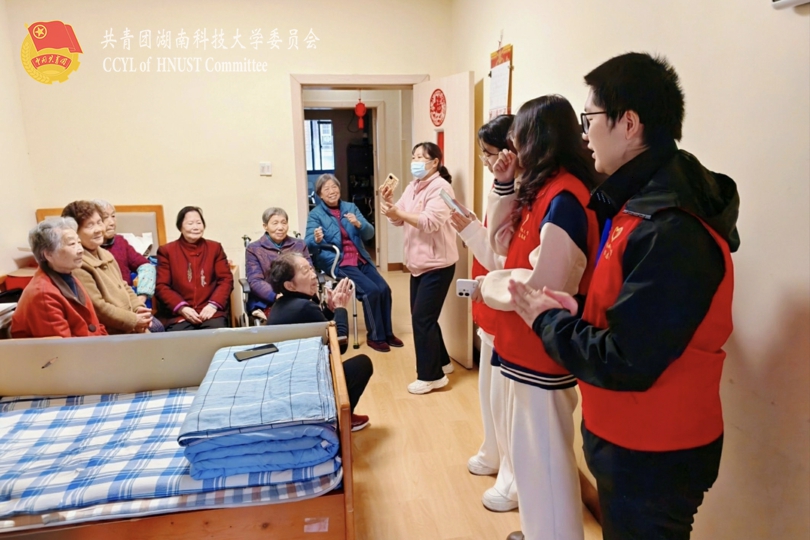 志愿者为老人们献唱 .jpg